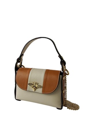 Petit sac à main avec panneaux en cuir blanc et marron, emblème d'abeille doré à l'avant, bords noirs, poignée courte et bandoulière chaîne dorée.