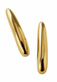 Pendientes de metal en tono dorado con una forma alargada y suave, y un acabado brillante. Diseño minimalista, sin adornos ni patrones.