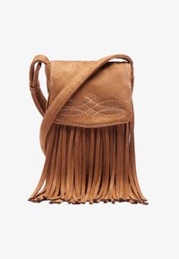Brązowa zamszowa torebka crossbody z frędzlami, z klapką oraz szytymi detalami, wyposażona w długi regulowany pasek.