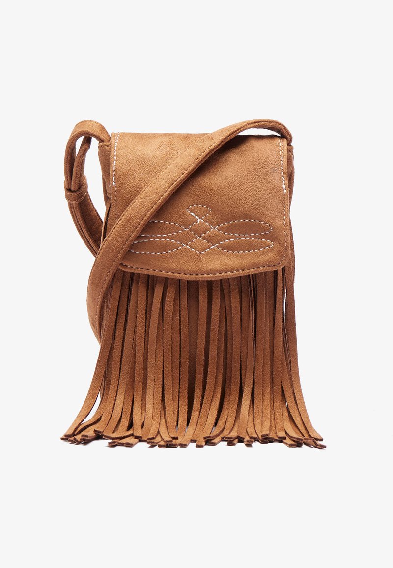 Brązowa zamszowa torebka crossbody z frędzlami, z klapką oraz szytymi detalami, wyposażona w długi regulowany pasek.