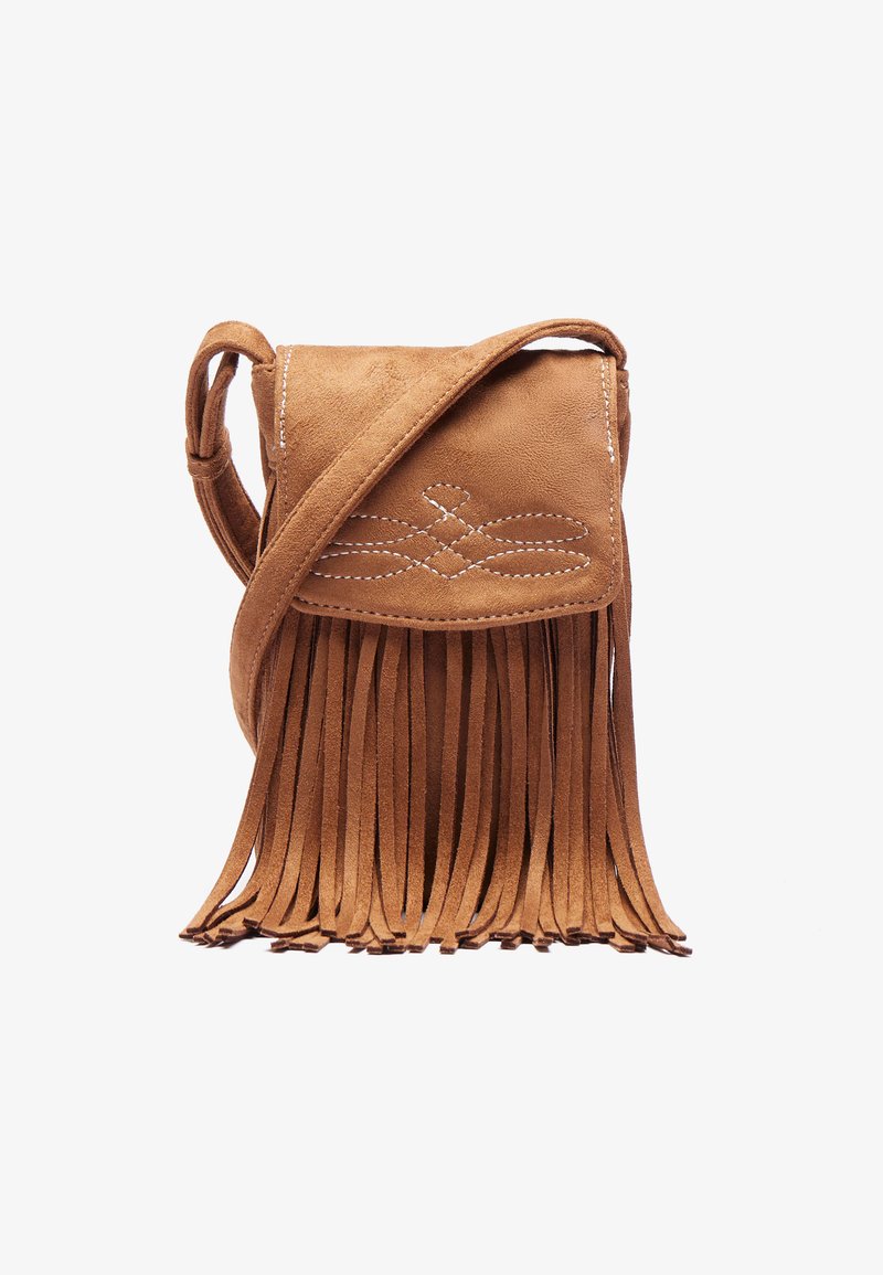 Bolsa de ombro cruzada de camurça castanha com fecho de aba, apresentando detalhes cosidos e uma alça longa ajustável.