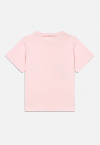 Enkel lyserød kortærmet børne t-shirt lagt fladt, bagsiden synlig, uden mønstre eller logoer, på en hvid baggrund.