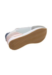 Sportlicher Sneaker mit einem mehrfarbigen Obermaterial aus Wildleder und Mesh in Hellblau, Pink, Grau und Marineblau. Gummi-Außensohle mit Fischgrätenmuster.