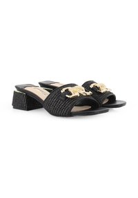 Sandalias de deslizar negras de tejido con punta abierta, detalles de herrajes dorados, un tacón grueso y texturizado, y acentos de cuero suave en las correas.