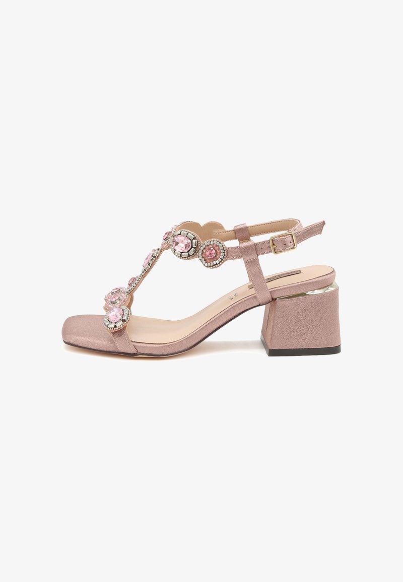 Sandal con tacco in satin rosa con design a T-strap, decorato con fiori e gemme rotonde, dotato di punta quadrata e tacco a blocco.
