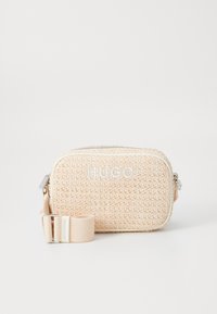 Borsa a tracolla intrecciata in beige chiaro con una finitura testurizzata, dotata di chiusura con zip e tracolla regolabile. Logo ricamato sul fronte.