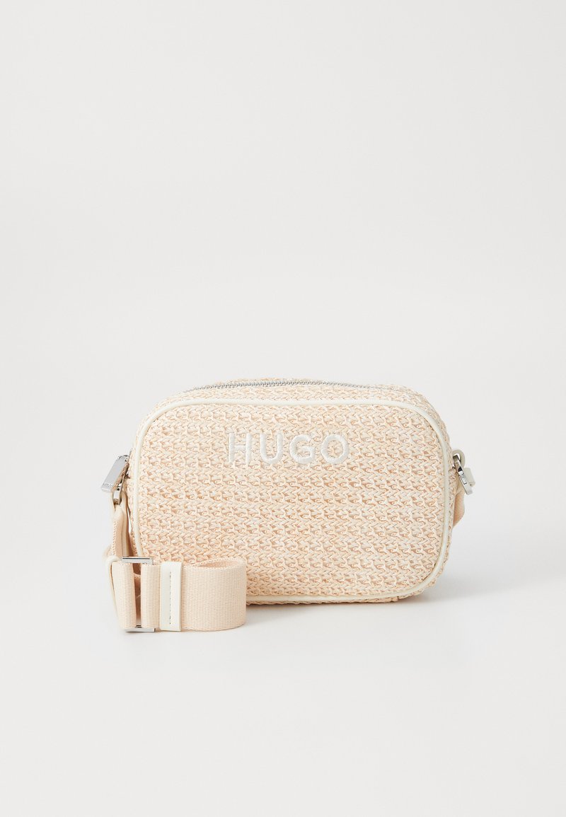 Borsa a tracolla intrecciata in beige chiaro con una finitura testurizzata, dotata di chiusura con zip e tracolla regolabile. Logo ricamato sul fronte.