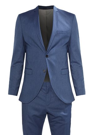 Blauw pak met een textuurstof, sluiting met één knoop en een geknipt revers. De broeken zijn aangesloten met een schone voorkant.