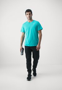 Nike Performance CREW SOLID - T-skjorte til trening - dusty cactus