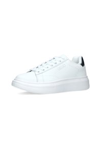 Sneaker bianco con un esterno in pelle liscia, punta rotonda e suola in gomma. Presenta dettagli argentati sul tallone e un classico design con lacci.