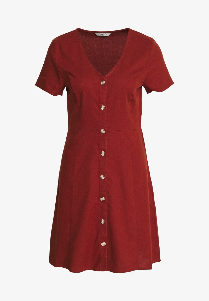 Robe rouge à manches courtes, longueur genou, avec col en V et une rangée de boutons beige à l'avant.