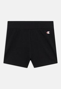 Μαύρα αθλητικά σορτς από λείο, ελαστικό ύφασμα. Διαθέτουν ελαστική μέση και μικρό λογότυπο Champion σε κόκκινο και λευκό.