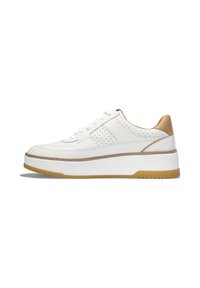 Zapatilla plataforma blanca de cuero con paneles laterales perforados, cordones blancos y acentos en color marrón en el talón y los bordes de la suela.