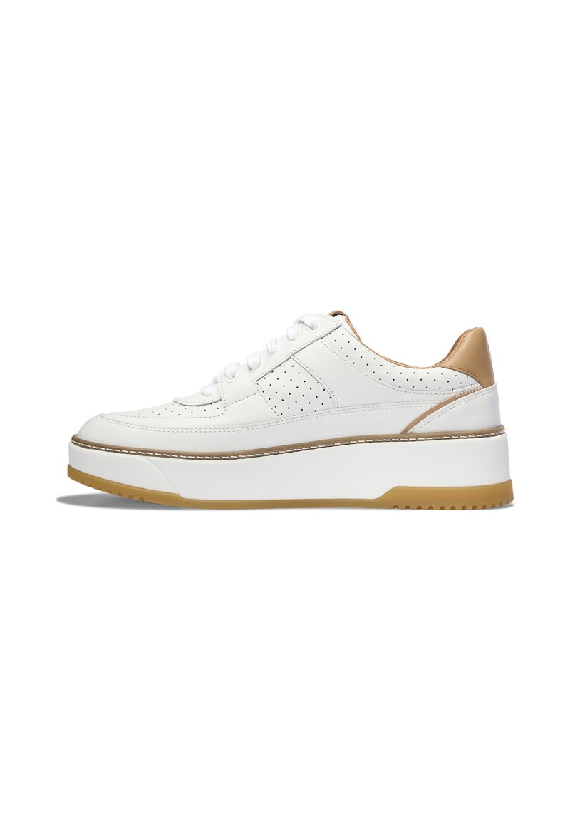 Zapatilla plataforma blanca de cuero con paneles laterales perforados, cordones blancos y acentos en color marrón en el talón y los bordes de la suela.