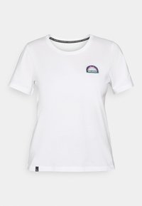 Weißes Baumwoll-T-Shirt mit Rundhalsausschnitt, kurzen Ärmeln und gesticktem Logo mit buntem Bergdesign auf der linken Brust.