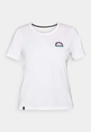 T-shirt bianco in cotone con scollatura rotonda, maniche corte e logo ricamato con design colorato di montagne sul lato sinistro del petto.