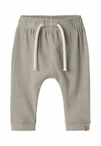 Helle graue Sweatpants für Kleinkinder mit elastischem Bund und weißem Kordelzug. Sie verfügen über gerippte Bündchen an den Knöcheln und ein kleines Markenlogo an der Seite.