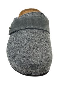 Grijze felt slippers met een zachte textuur, voorzien van een donkergrijze band en een metalen accent. Rondvormig met een gevoerde binnenzool.