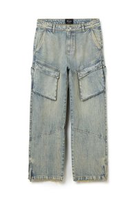 Pantalones cargo de denim azul claro con un corte relajado, que cuentan con múltiples bolsillos laterales, un dobladillo deshilachado y detalles de costura visibles.