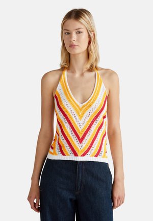Top a collare all'americana lavorato all'uncinetto, caratterizzato da un scollo a V con un motivo a zig-zag nei colori giallo, rosso e bianco. Materiale leggero e tessuto testurizzato con una silhouette aderente.