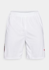 Vita sportshorts i ett andningsbart material, med resårmidja och sidofickor; vänster ben har en laglogotyp i rött och svart.