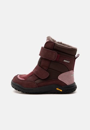 Barns brun- og pink vinterstøvle med to velcrorem, fleecefor, Gore-Tex mærkat og Vibram gummisål.