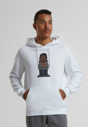 Hvit hettegenser laget av en bomullsmiks med et fargerikt grafisk motiv av en karakter som har på seg en grå hettegenser og bukser. Design med kengurulomme.