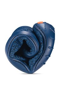 Niebieski sprzęt ochronny z teksturowanym wnętrzem, wyprofilowany kształt i pomarańczowy przycisk akcentujący. Elastyczny i wyściełany dla komfortu.