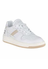 Sneaker di pelle bianca con dettagli beige, punta rotonda, decorazioni perforate e suola in gomma testurizzata. Presenta lacci e logo.