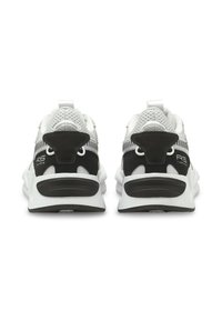 Zapatillas de running con una parte superior de malla blanca y detalles en negro, contrafuerte acolchado en el talón y una suela blanca gruesa con detalles en negro.