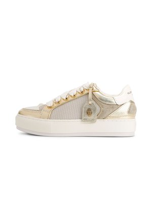 Sneaker low-top con suola bianca, dettagli dorati e beige, pannello laterale in mesh, lacci bianchi e una piccola etichetta appesa vicino ai lacci.