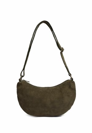 Temno rjava semiš torbica v obliki polmeseca z nastavljivim trakom in zgornjim zadrgo na belem ozadju.