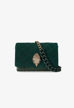 Groene, gewatteerde suède handtas met een gouden en met edelstenen versierde schelpsluiting en een chunky kettingriem. Voorzien van een gladde leren bodem.