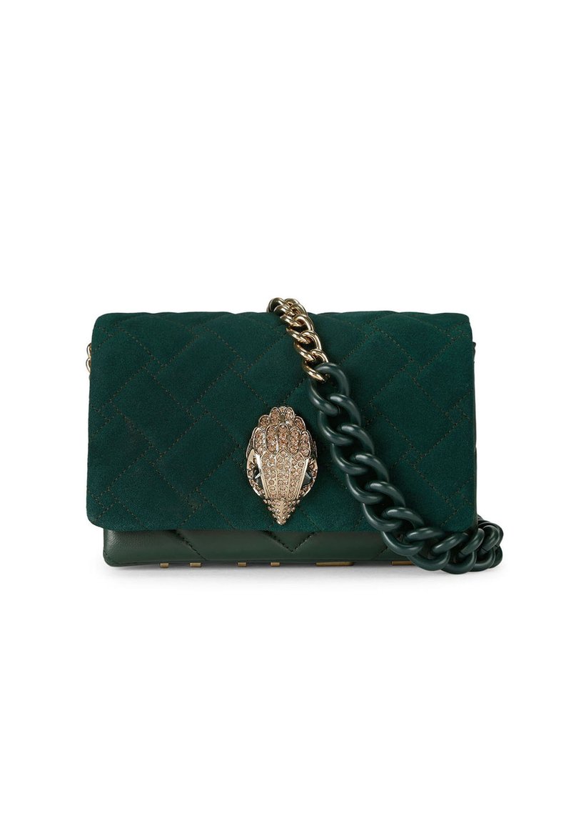 Borsa a tracolla in suede verde con dettagli trapuntati, chiusura a conchiglia decorata con oro e gemme, e tracolla in catena spessa. Presenta un fondo in pelle liscia.