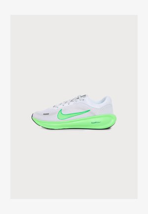 Biela bežecká obuv Nike s jasne zelenou podrážkou a logom swoosh, vybavená technológiou tlmenia ComfiRide na jednoduchom pozadí.