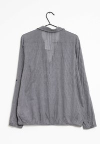 Camicia a maniche lunghe in scala di grigi con un leggero motivo, colletto e polsini con bottoni. Realizzata in tessuto leggero, presenta un dettaglio arricciato sul retro.