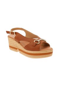 Sandal in pelle marrone con tacco wedge slingback, con punta aperta, accenti in metallo dorato e piattaforma in corda testurizzata. Dispone di una cinghia alla caviglia regolabile.