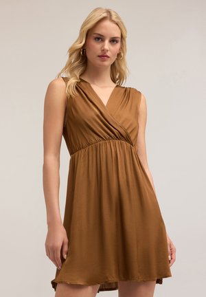 Braunes ärmelloses Kleid mit einem überkreuzten V-Ausschnitt, gathered Tailleneinsatz und einem fließenden A-Linien-Rock, aus weichem, leichtem Stoff gefertigt.