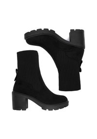 Fekete bokacsizmák bordás kötött felsőrészsel és velúrbőr befejezéssel. Tömeges blokk sarkú és texturált talp a jobb tapadás érdekében. Díszítő masnik a hátulján.
