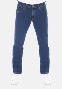 Jeans de mezclilla azul con corte recto, que cuentan con un diseño de cinco bolsillos, costuras en contraste y un cierre de botón en la cinturilla.