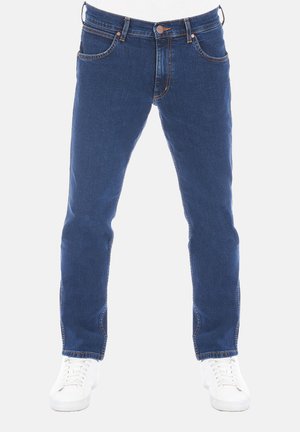 Jeans de mezclilla azul con corte recto, que cuentan con un diseño de cinco bolsillos, costuras en contraste y un cierre de botón en la cinturilla.