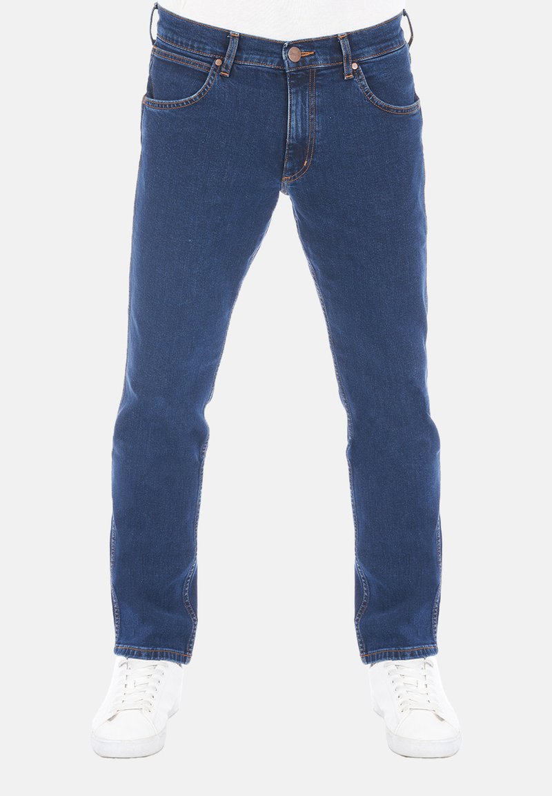 Jeans de mezclilla azul con corte recto, que cuentan con un diseño de cinco bolsillos, costuras en contraste y un cierre de botón en la cinturilla.