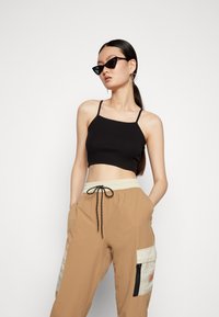 Nike Sportswear PANT - Cargo trousers - driftwood/rattan/safety orange