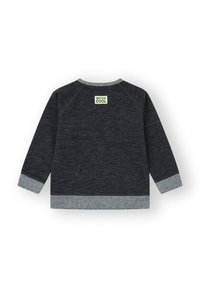 Sudadera de manga larga gris oscuro con puños y dobladillo gris claro, que presenta una pequeña etiqueta "MOTOR COOL" en la parte superior de la espalda.