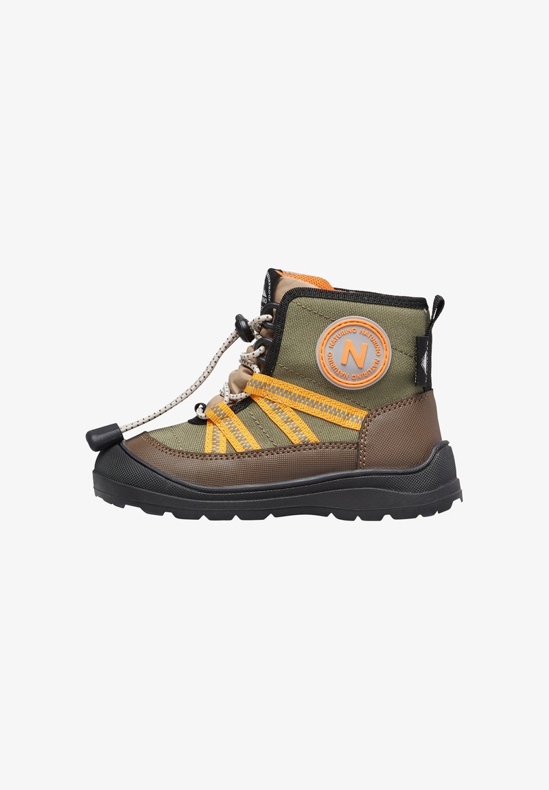 Bottes mi-mollet vertes et marron avec des accents orange. Caractérisées par un tissu texturé, des lacets ajustables et une semelle en caoutchouc robuste. Logo rond sur le côté.