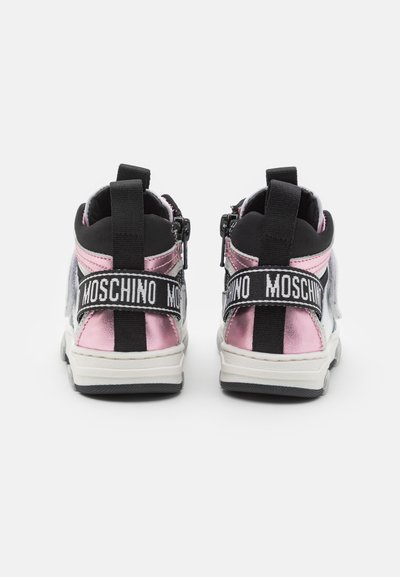 Høye sneakers med rosa metalliske detaljer, svarte stropper med "Moschino"-merke og en teksturert grå kropp med chunky hvite såler.
