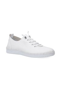 Białe skórzane buty sportowe o teksturowanym wykończeniu, z elastycznymi sznurowadłami, niskim krojem i gumową podeszwą z detalami w postaci przeszyć.