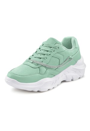 Minzgrüner Sneaker mit strukturiertem Obermaterial, weißer Gummisohle, Schnürdesign und einem silbernen Kettenakzent an der Seite.