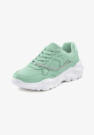 Minzgrüner Sneaker mit strukturiertem Obermaterial, weißer Gummisohle, Schnürdesign und einem silbernen Kettenakzent an der Seite.