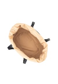 Sac fourre-tout avec un extérieur noir, une doublure intérieure beige douce et deux poignées noires. Le dessus présente un design d'ouverture froncée.